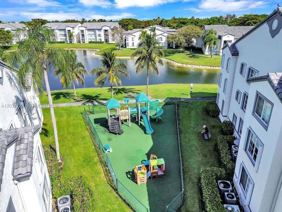 For Sale: $320,000 (1 beds, 1 baths, 743 Square Feet)
