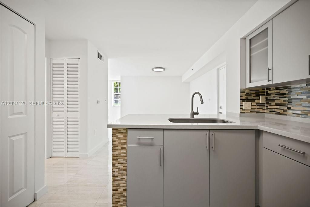 For Sale: $320,000 (1 beds, 1 baths, 743 Square Feet)