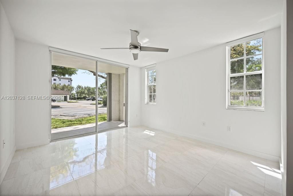 For Sale: $320,000 (1 beds, 1 baths, 743 Square Feet)