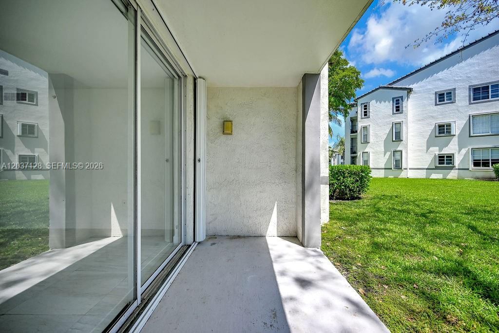 For Sale: $320,000 (1 beds, 1 baths, 743 Square Feet)