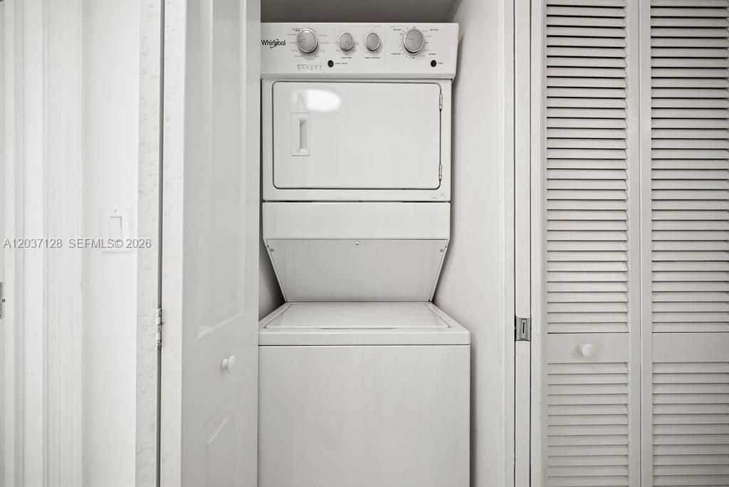 For Sale: $320,000 (1 beds, 1 baths, 743 Square Feet)
