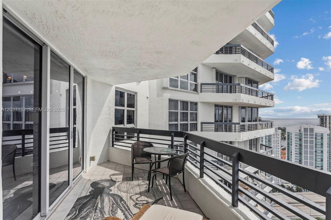 For Sale: $580,000 (2 beds, 2 baths, 1353 Square Feet)