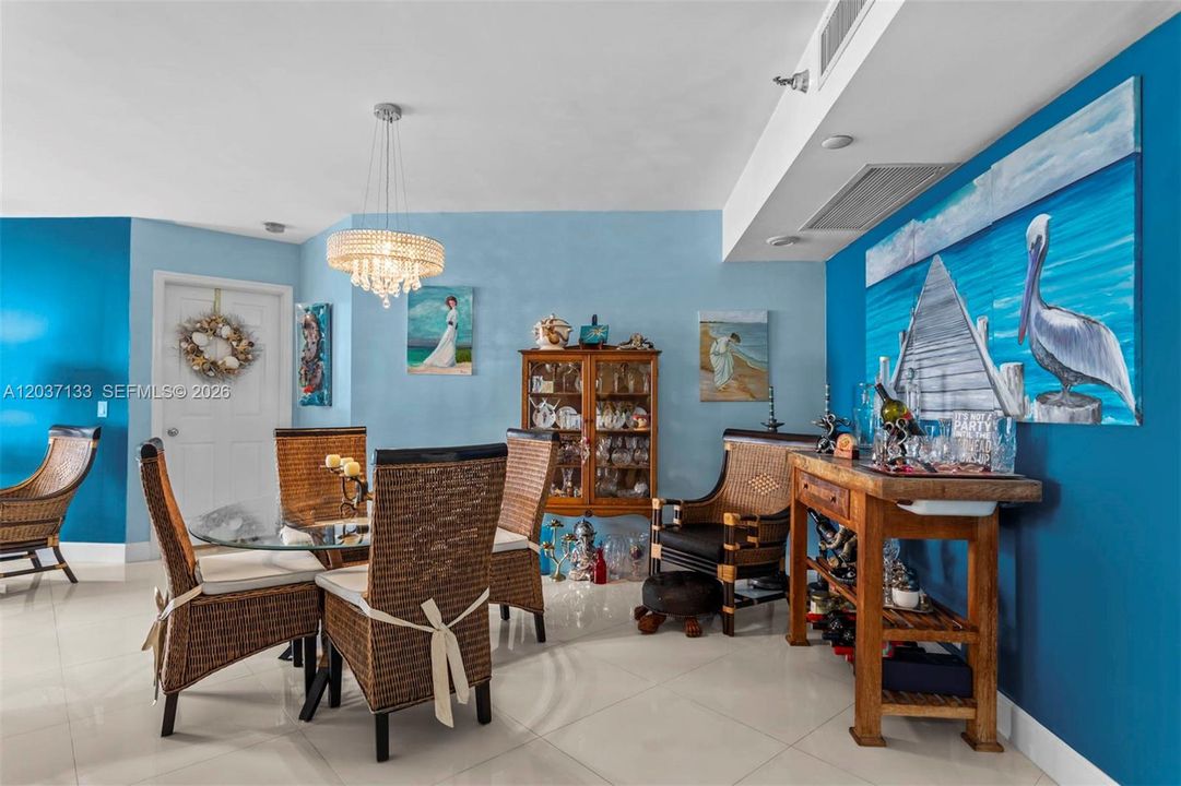 For Sale: $580,000 (2 beds, 2 baths, 1353 Square Feet)