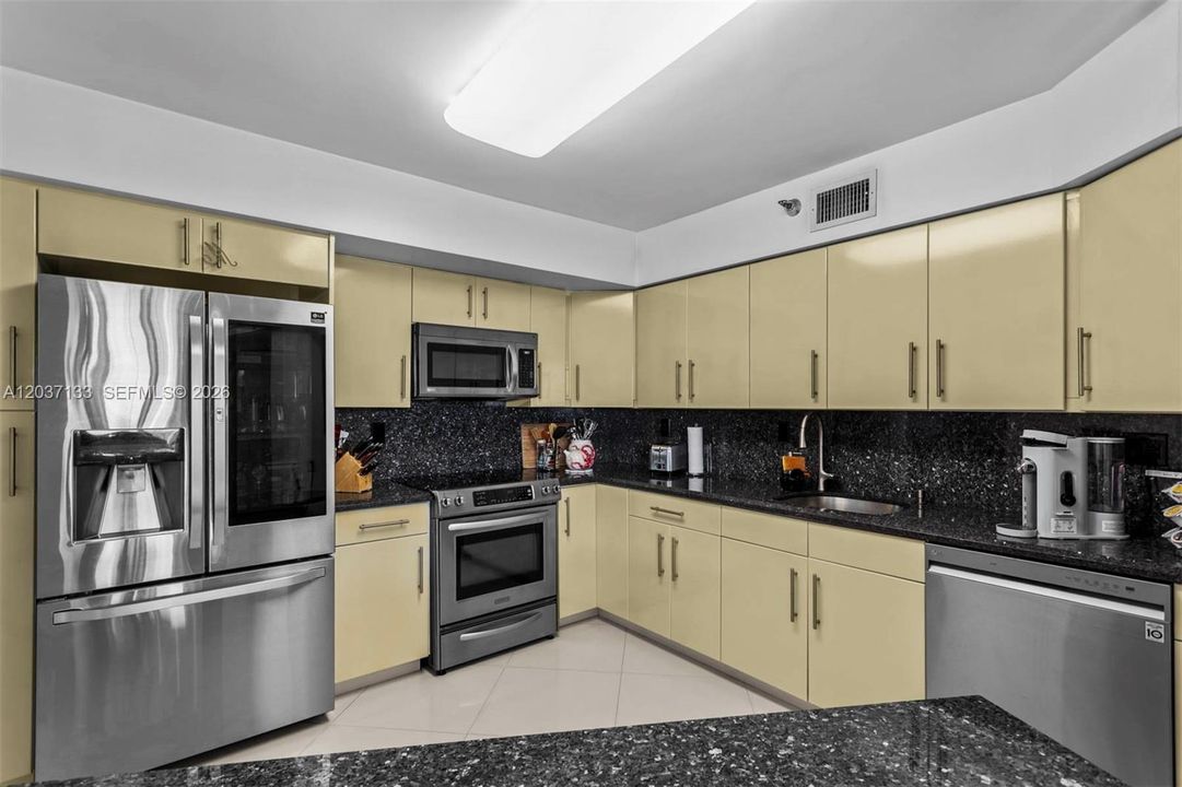 For Sale: $580,000 (2 beds, 2 baths, 1353 Square Feet)