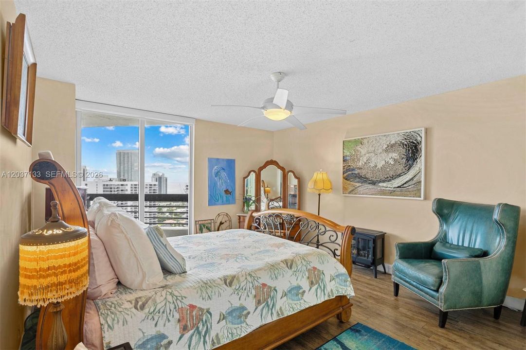 For Sale: $580,000 (2 beds, 2 baths, 1353 Square Feet)