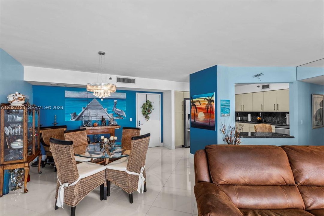 For Sale: $580,000 (2 beds, 2 baths, 1353 Square Feet)