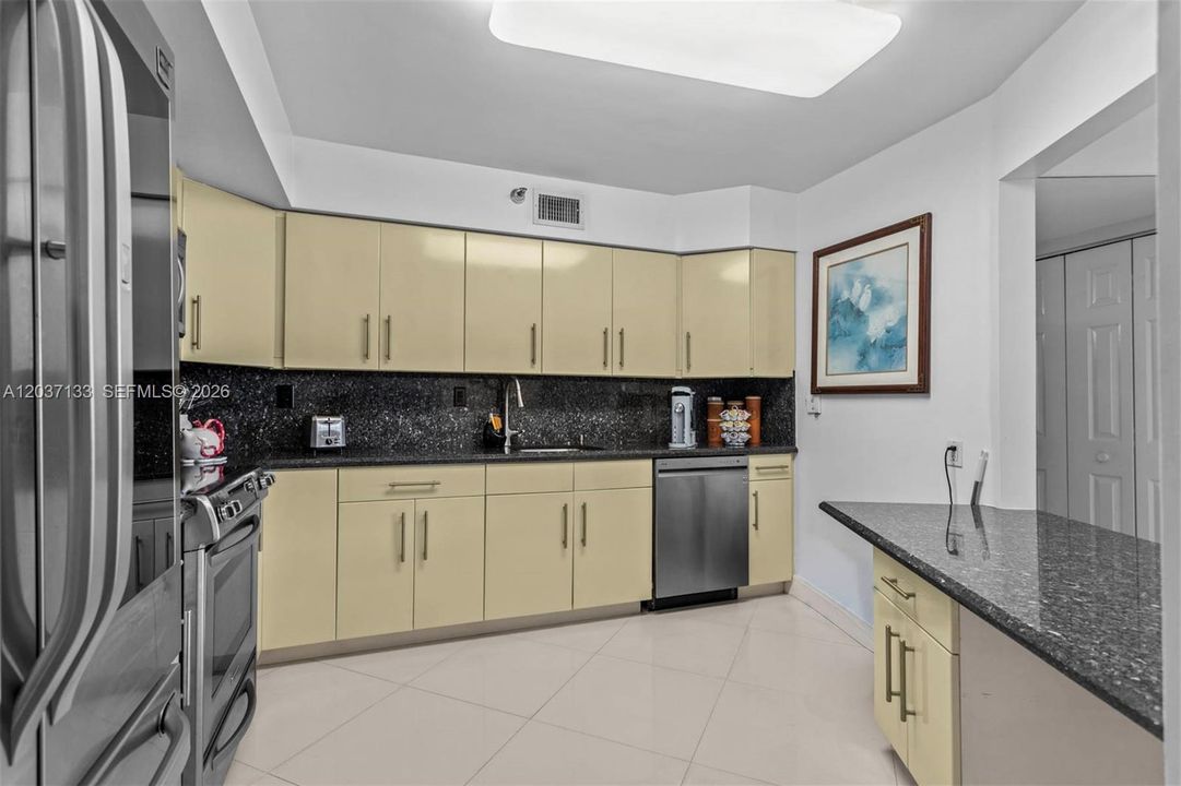 For Sale: $580,000 (2 beds, 2 baths, 1353 Square Feet)