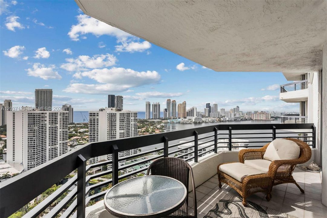 For Sale: $580,000 (2 beds, 2 baths, 1353 Square Feet)