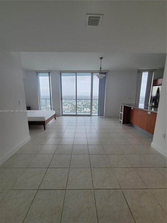 For Rent: $2,400 (0 beds, 1 baths, 580 Square Feet)