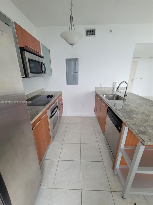 For Rent: $2,400 (0 beds, 1 baths, 580 Square Feet)