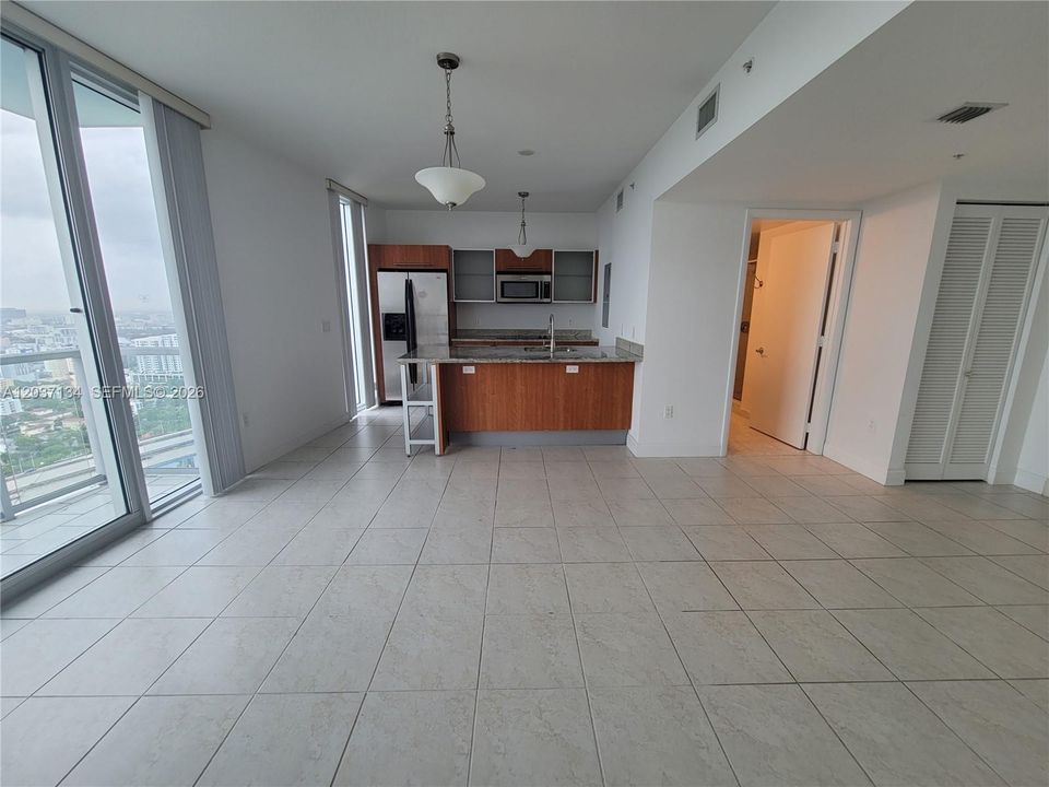 For Rent: $2,400 (0 beds, 1 baths, 580 Square Feet)