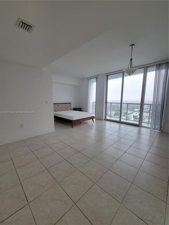 For Rent: $2,400 (0 beds, 1 baths, 580 Square Feet)
