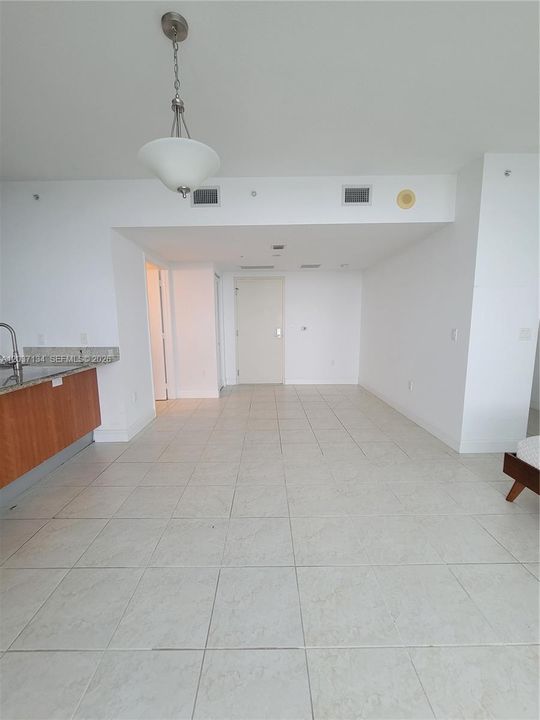 For Rent: $2,400 (0 beds, 1 baths, 580 Square Feet)