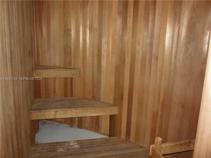 For Rent: $2,400 (0 beds, 1 baths, 580 Square Feet)