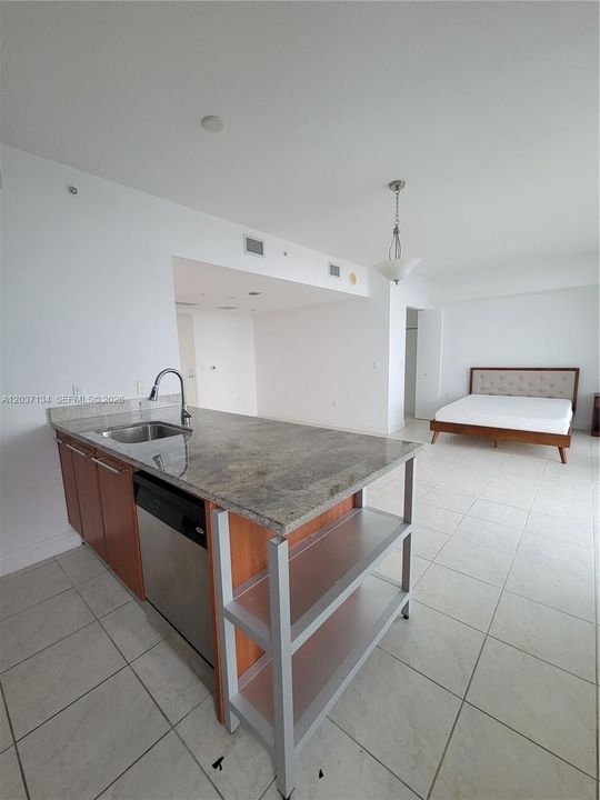For Rent: $2,400 (0 beds, 1 baths, 580 Square Feet)