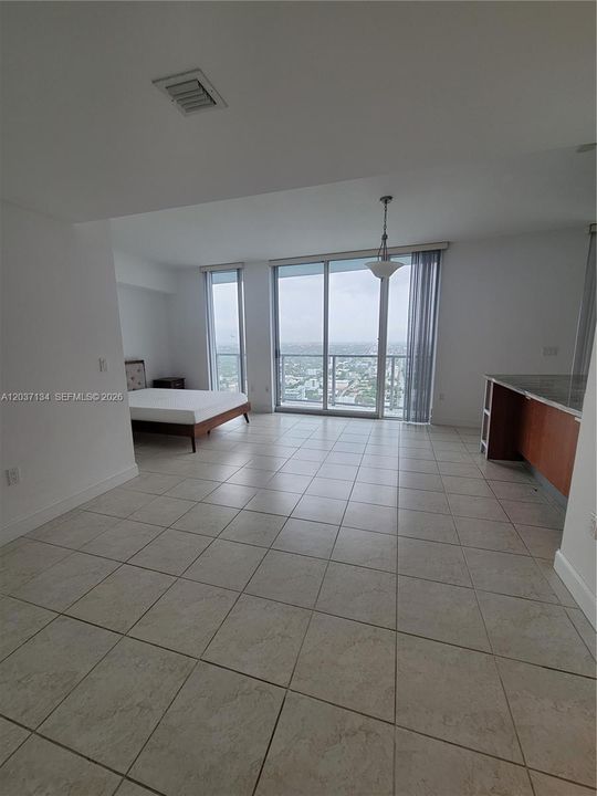 For Rent: $2,400 (0 beds, 1 baths, 580 Square Feet)