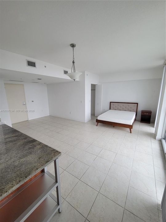 For Rent: $2,400 (0 beds, 1 baths, 580 Square Feet)