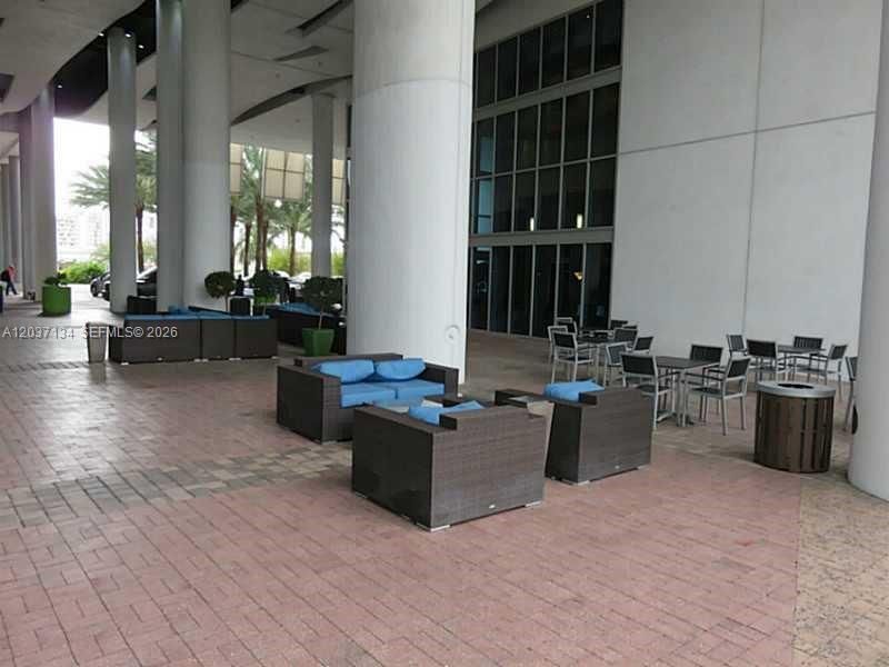 For Rent: $2,400 (0 beds, 1 baths, 580 Square Feet)