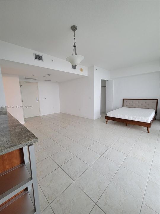 For Rent: $2,400 (0 beds, 1 baths, 580 Square Feet)