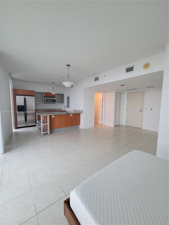 For Rent: $2,400 (0 beds, 1 baths, 580 Square Feet)