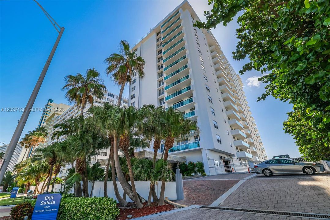 For Sale: $449,000 (1 beds, 1 baths, 922 Square Feet)