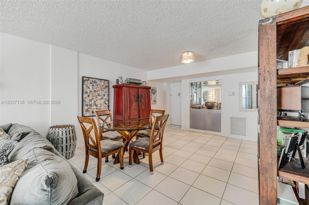 For Sale: $449,000 (1 beds, 1 baths, 922 Square Feet)