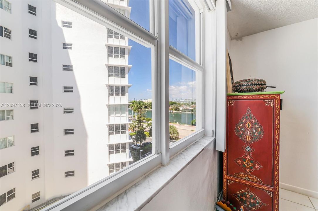 For Sale: $449,000 (1 beds, 1 baths, 922 Square Feet)