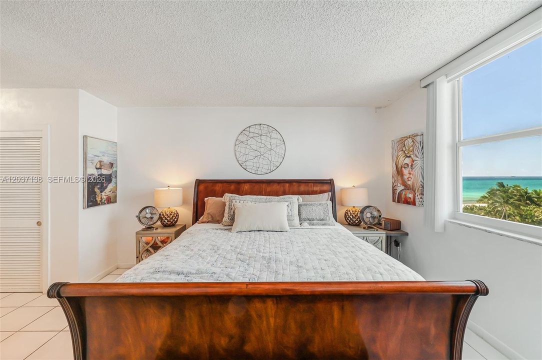 For Sale: $449,000 (1 beds, 1 baths, 922 Square Feet)