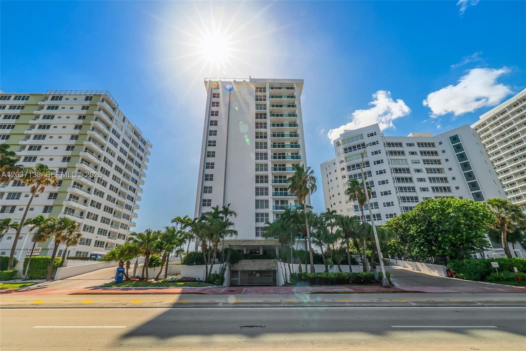 For Sale: $449,000 (1 beds, 1 baths, 922 Square Feet)