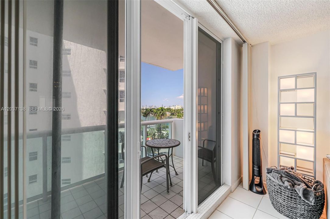 For Sale: $449,000 (1 beds, 1 baths, 922 Square Feet)