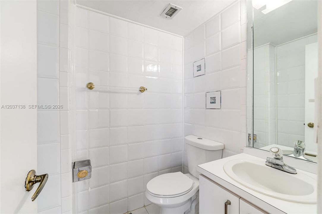 For Sale: $449,000 (1 beds, 1 baths, 922 Square Feet)