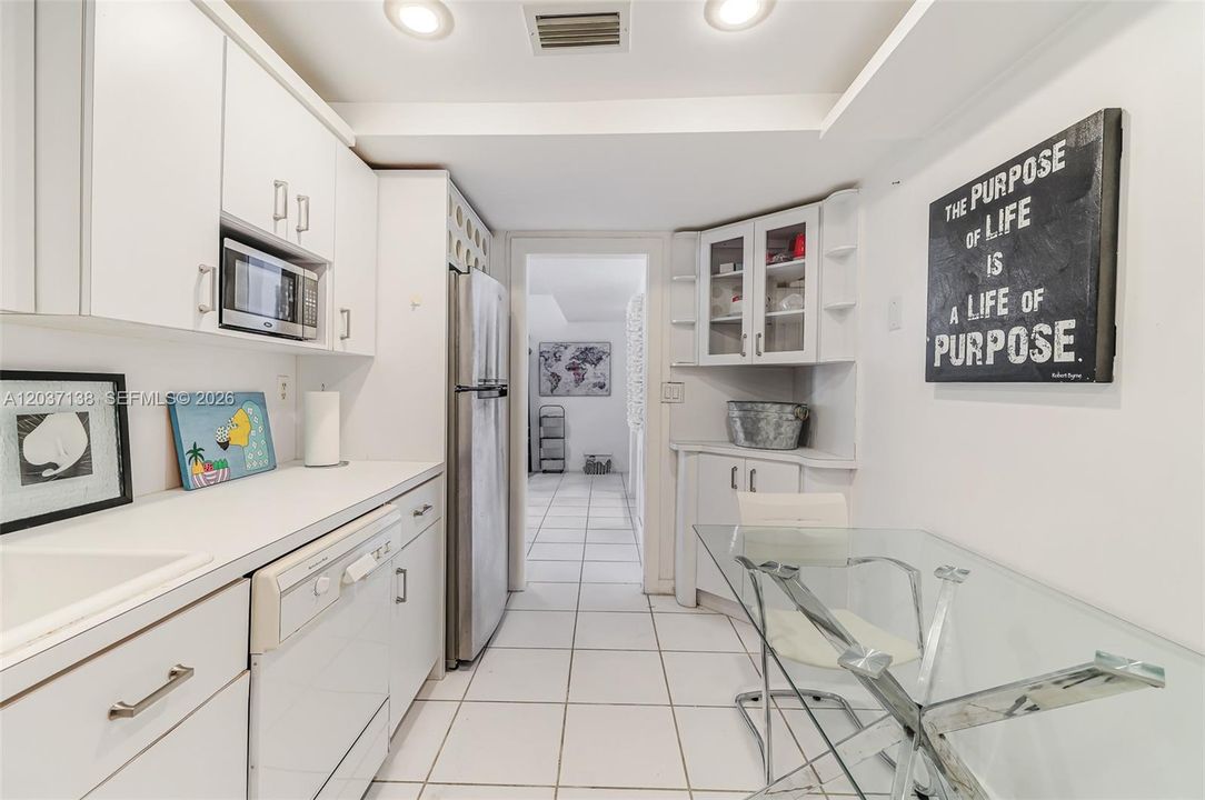 For Sale: $449,000 (1 beds, 1 baths, 922 Square Feet)