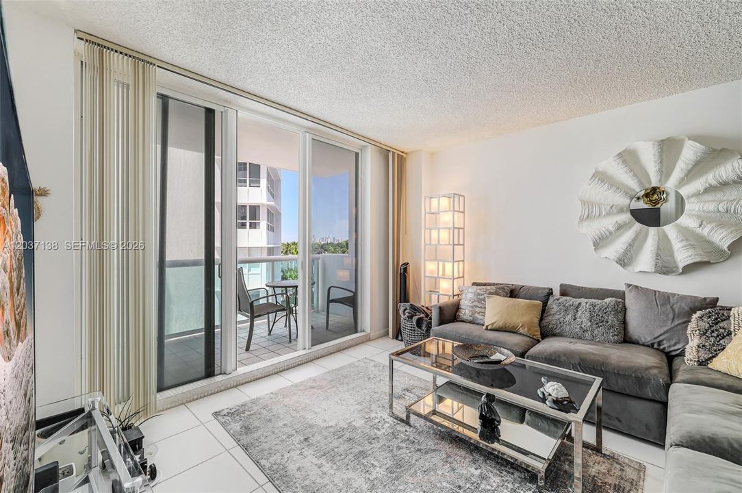 For Sale: $449,000 (1 beds, 1 baths, 922 Square Feet)