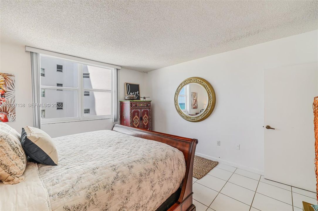 For Sale: $449,000 (1 beds, 1 baths, 922 Square Feet)