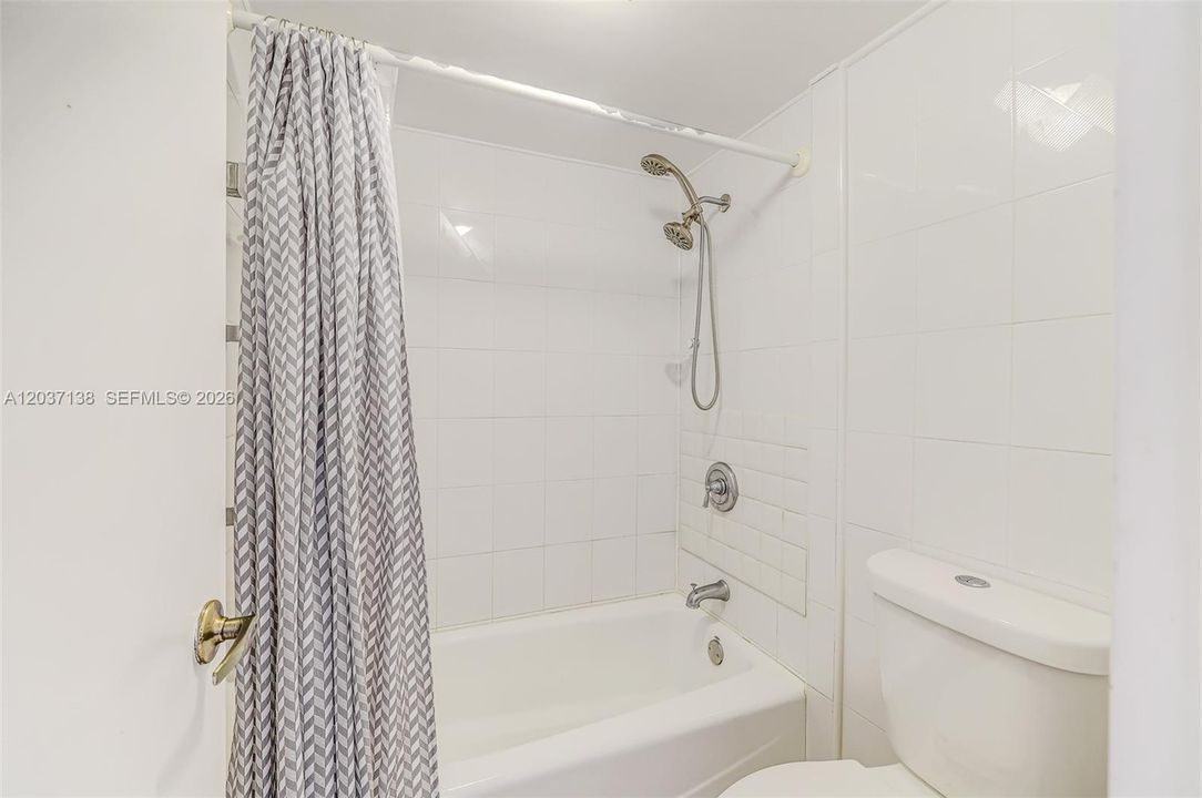 For Sale: $449,000 (1 beds, 1 baths, 922 Square Feet)
