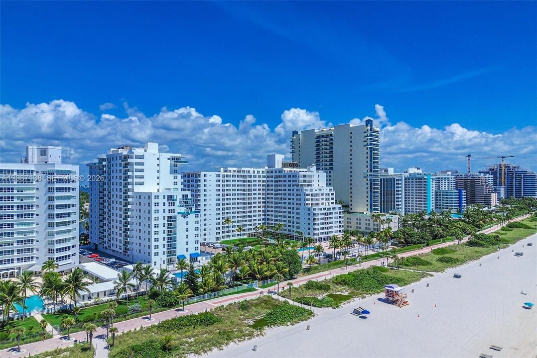 For Sale: $449,000 (1 beds, 1 baths, 922 Square Feet)