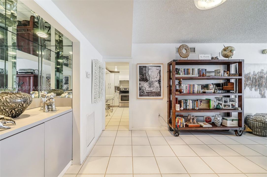 For Sale: $449,000 (1 beds, 1 baths, 922 Square Feet)