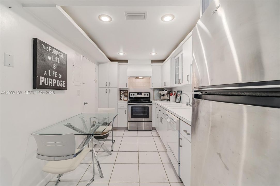 For Sale: $449,000 (1 beds, 1 baths, 922 Square Feet)