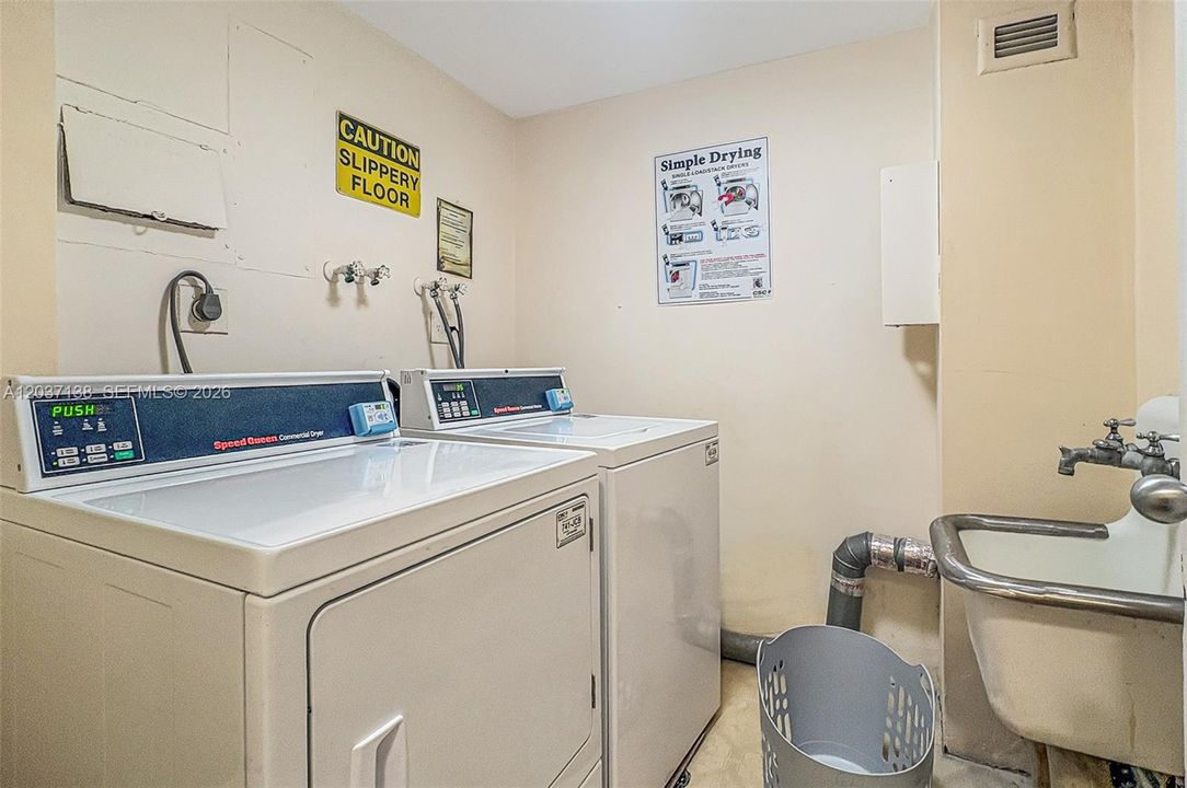 For Sale: $449,000 (1 beds, 1 baths, 922 Square Feet)