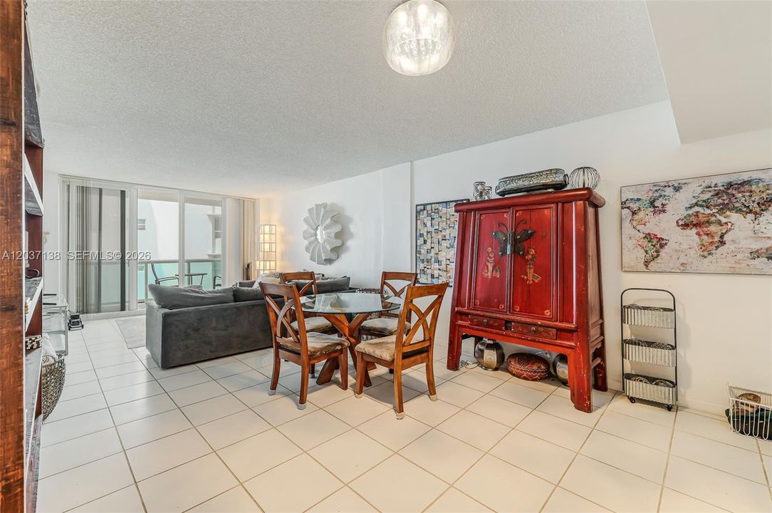 For Sale: $449,000 (1 beds, 1 baths, 922 Square Feet)