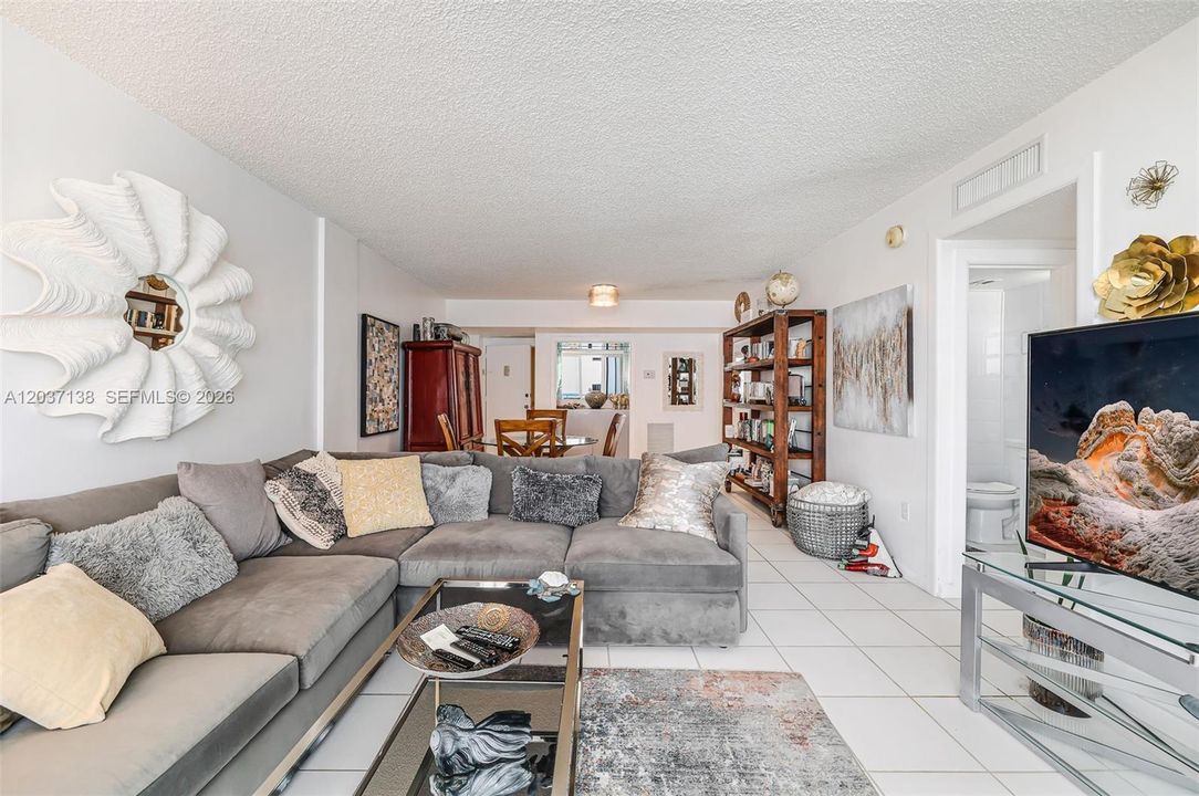 For Sale: $449,000 (1 beds, 1 baths, 922 Square Feet)