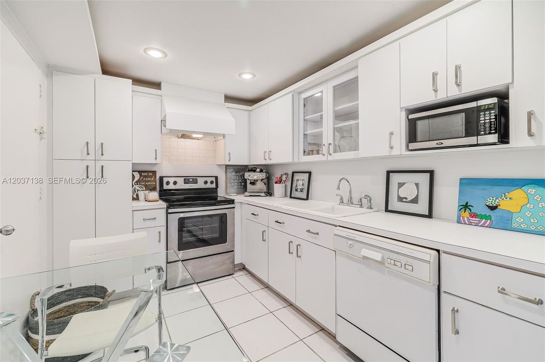 For Sale: $449,000 (1 beds, 1 baths, 922 Square Feet)