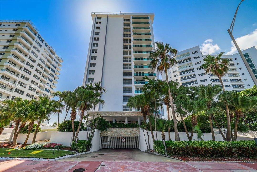 For Sale: $449,000 (1 beds, 1 baths, 922 Square Feet)