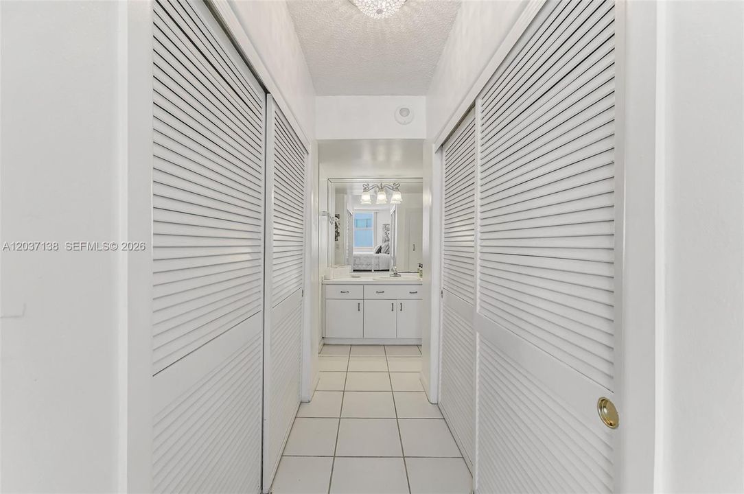 For Sale: $449,000 (1 beds, 1 baths, 922 Square Feet)