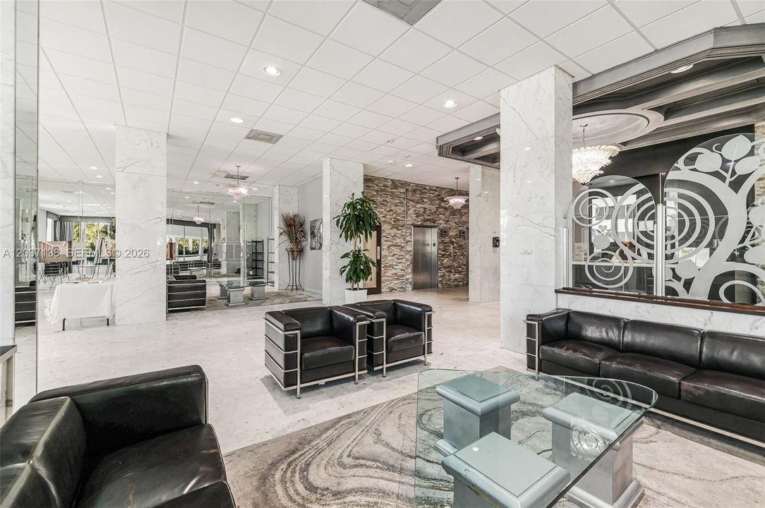 For Sale: $449,000 (1 beds, 1 baths, 922 Square Feet)