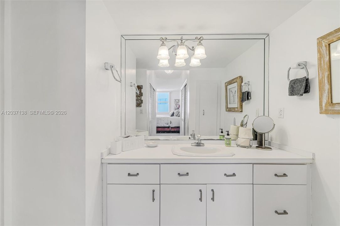 For Sale: $449,000 (1 beds, 1 baths, 922 Square Feet)