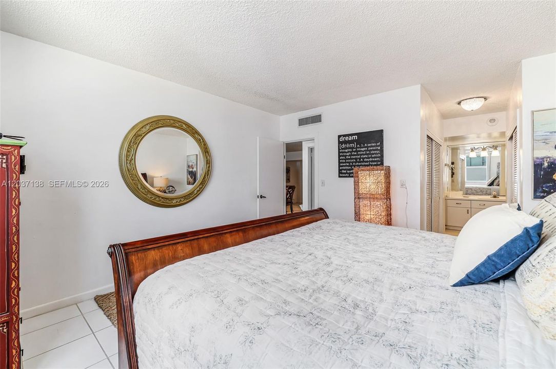 For Sale: $449,000 (1 beds, 1 baths, 922 Square Feet)