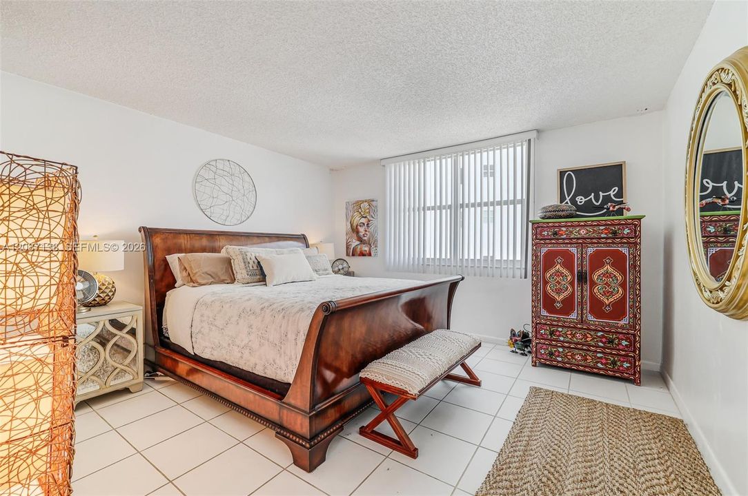 For Sale: $449,000 (1 beds, 1 baths, 922 Square Feet)