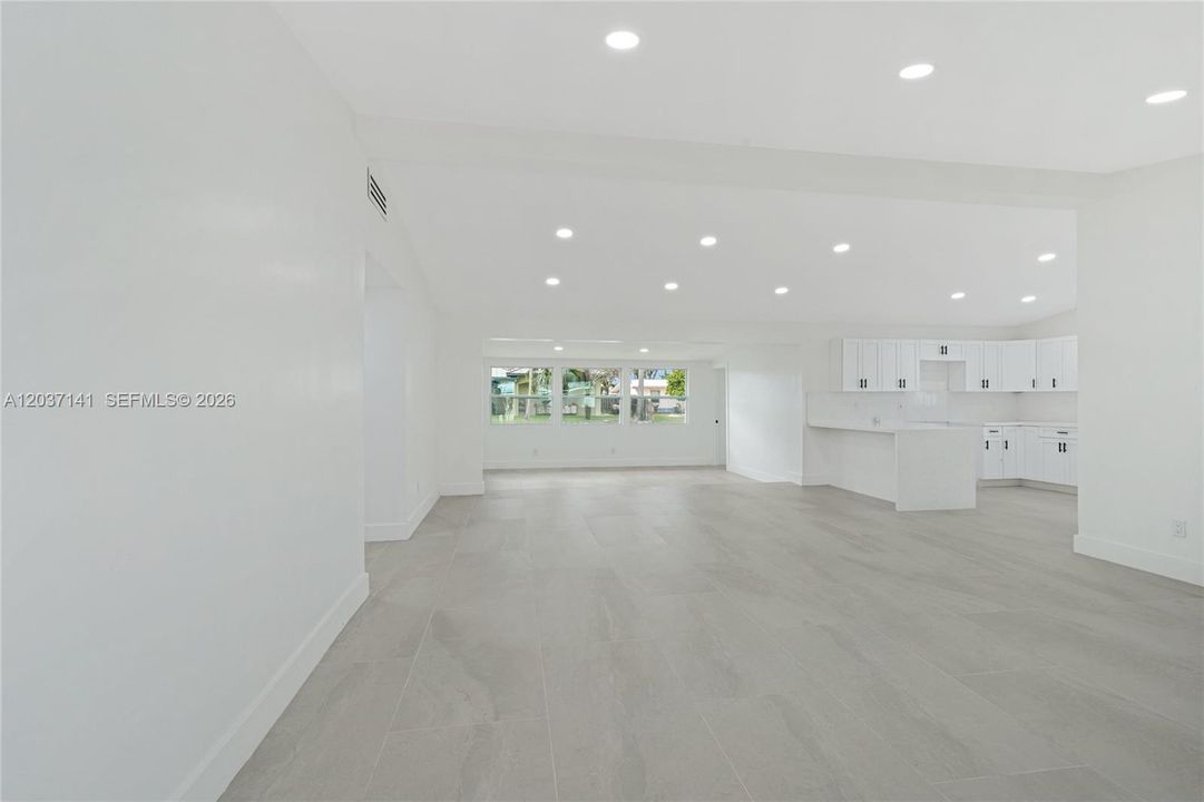 合同活跃: $829,900 (3 贝兹, 2 浴室, 1450 平方英尺)