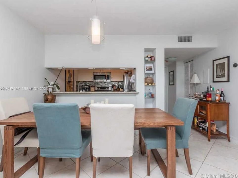 For Rent: $3,500 (2 beds, 2 baths, 990 Square Feet)